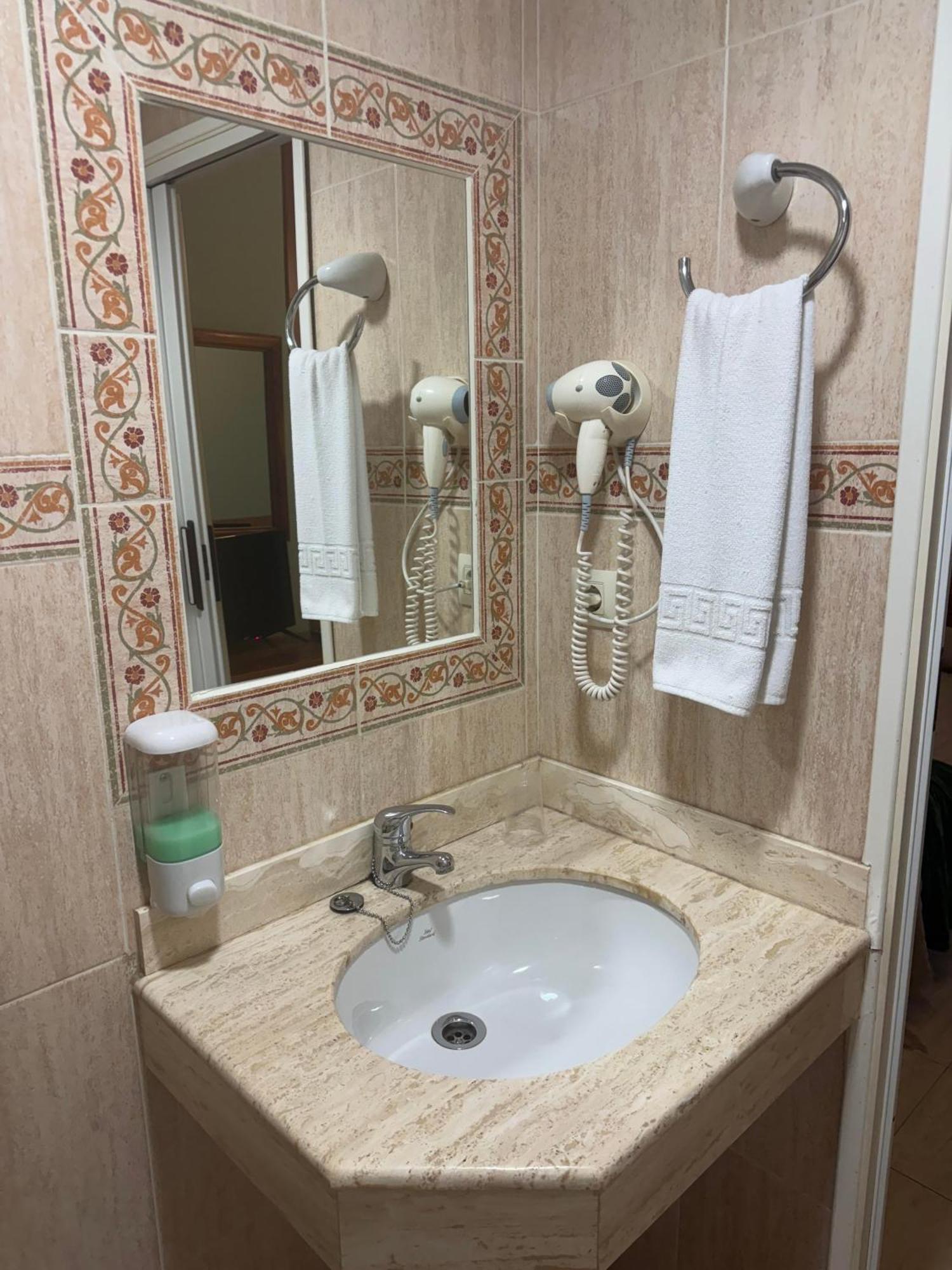 Hostal Joaquin Las Ventas con Pena Aguilera Luaran gambar